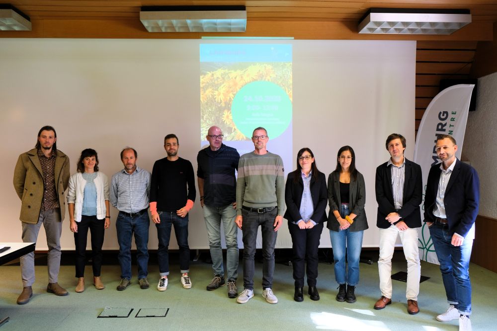 Abb. 1: Referentinnen und Referenten der Kräuterfachtagung. Von links nach rechts: Sebastian Soppelsa, Elisa Gius, Pietro Fusani, Massimiliano Trenti, Stefan Martens, Manuel Pramsohler, Giovanna Ferrentino, Alessia Castellan, Serhat Çiçek, David Frank
©Laimburg Research Centre/Elena Wilhelm