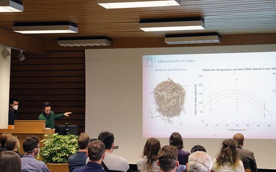 In verschiedenen Vorträgen präsentierten die Projektmitarbeiterinnen und -mitarbeiter ihre Ergebnisse – von Fermentationstests bis hin zur Analyse der Heumilch. © Versuchszentrum Laimburg