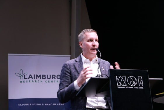 Abb. 1: Der Landesrat für Landwirtschaft, Luis Walcher, hat die Bedeutung von städtischem Grün und der fachgerechten Pflege hervorgehoben: © Laimburg Research Centre/Julia Rizzo