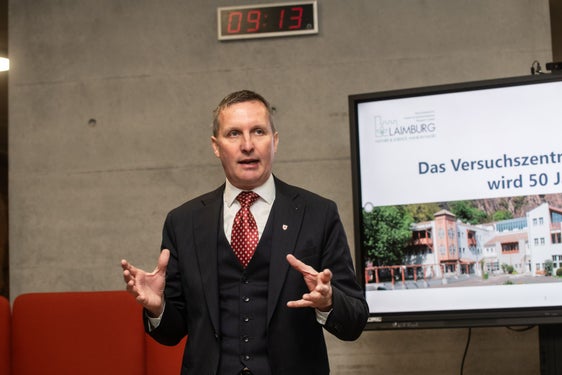 Abb. 1: Luis Walcher, Landesrat für Landwirtschaft, begrüßte das Publikum: © Laimburg Research Centre/Ivo Corrà