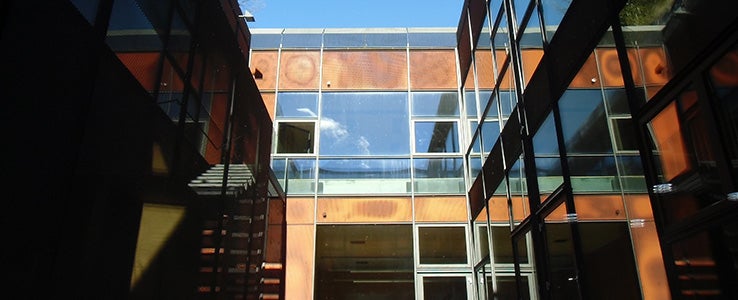 Der Neubau der Fürstenburg. Die Metallfront mit Glasabdeckung