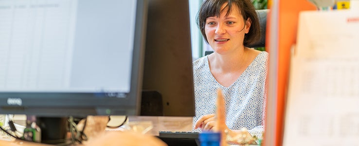 Frau sitzt am Computer