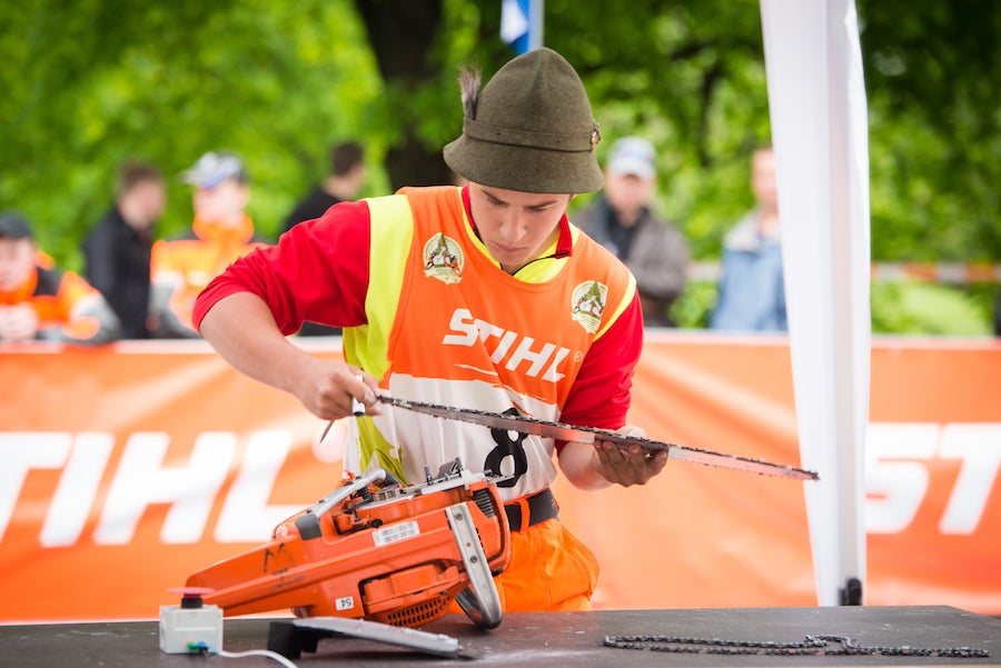 Schüler beim Kettenwechseln