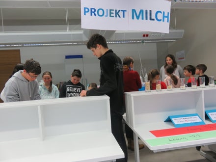 Zu Besuch an unserer Schule. Die Grundschule Langtaufers macht auch mit beim Milch-Projekt.