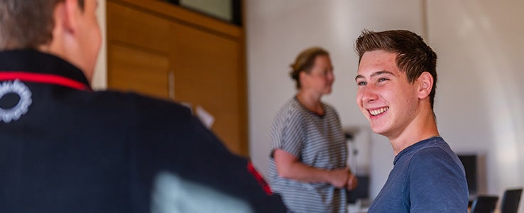 Schüler unterhalten sich im Unterricht über landwirtschaftliche Schwerpunkte