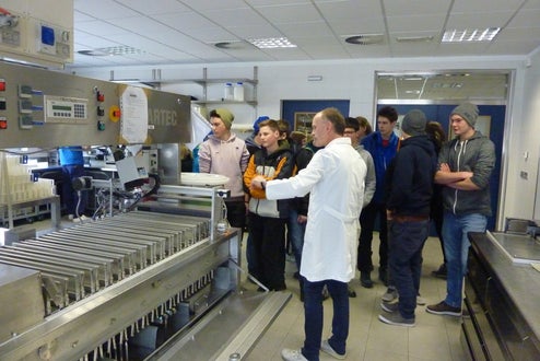 Im Labor - Schüler staunen über eine Produktionsmaschine.