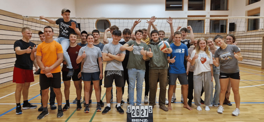 Schüler bei Volleyballspiel