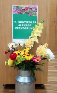 Festliches Gesteck zur Alpkäseverkostung