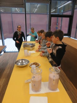 Zu Besuch in unserer Schule. Die Grundschule Burgeis macht auch mit beim Milch-Projekt.