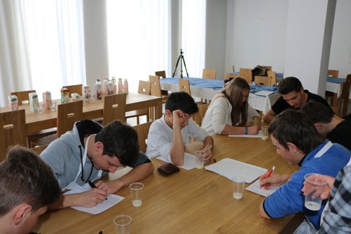 Analysieren und bewerten der Milch und seiner Konsistenz