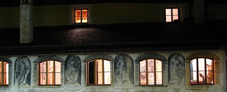 6 Fenster beleuchtet, dazwischen Fresken der Helden Karl der fünfte, Gottfried von Buillon, Hektor von Troja, Cäsar