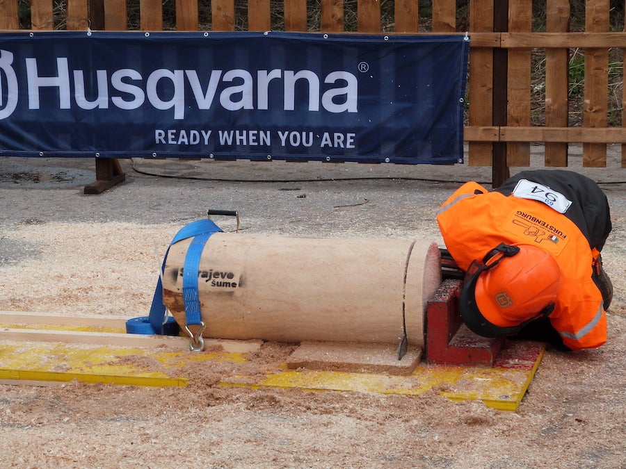 Schüler beim Präzisionsschnitt