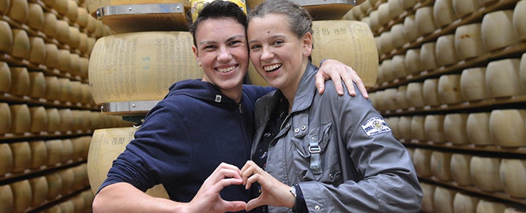 Zwei Schüler stehen vor einer Käsefabrik