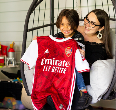 Ryan Brissett shows off signed Arsenal t-shirt 