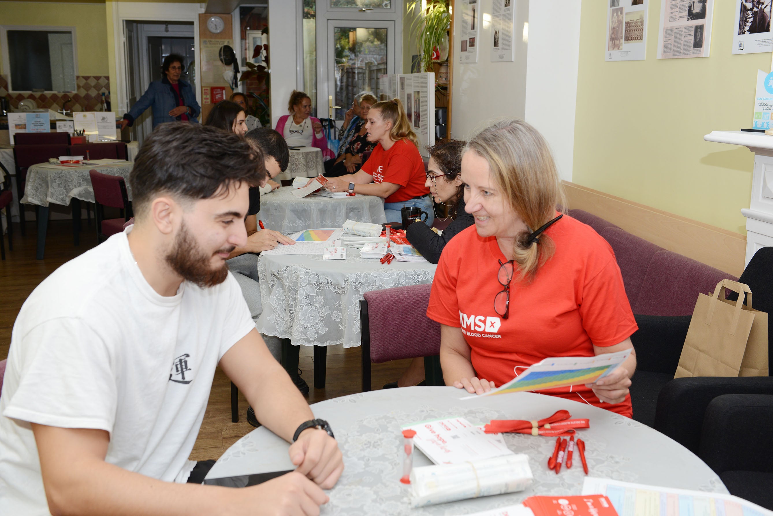 Donor and DKSM staff member registering at the TWPA drive.  Photo: Hürriyet / Halil Yetkinlioglu