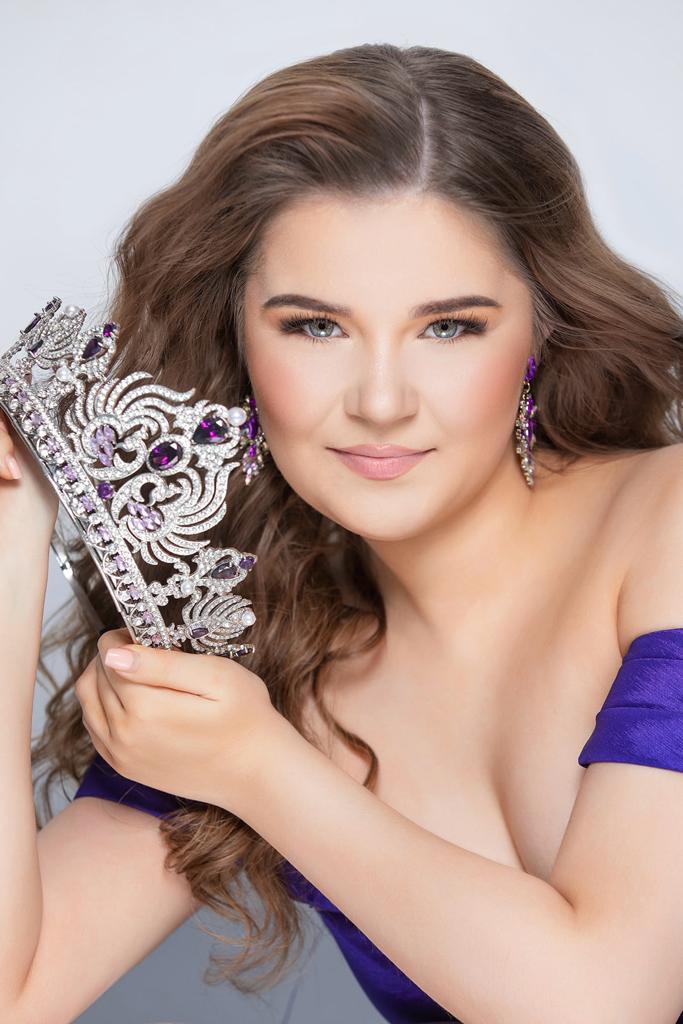 Amber with her Miss Teenage Galaxy crown