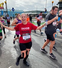 Georgina running in the London Marathon wearing DKMS t shirt