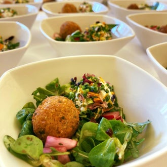 Frühlingssalat mit Frischkäsepraline und Falafel