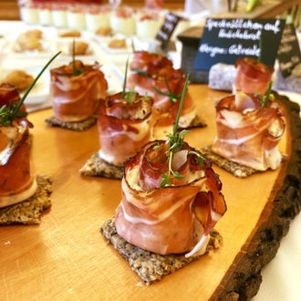 Speckröllchen auf Knäckebrot