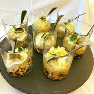 Früchteknuspermüsli auf Apfelmus