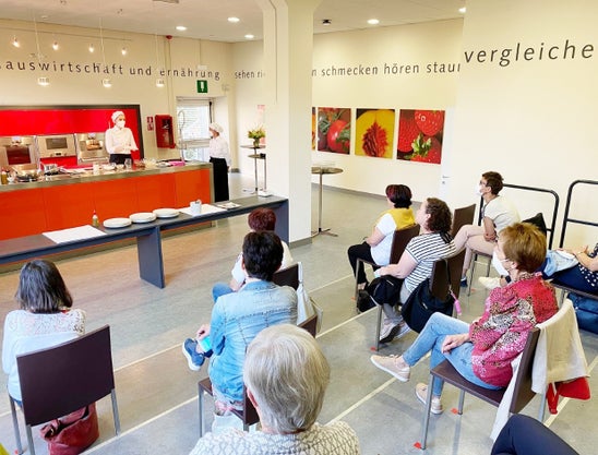 Mitarbeiter*innen in der Schauküche