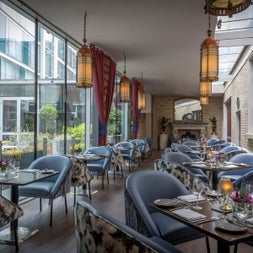 Dining room with tables and chairs 