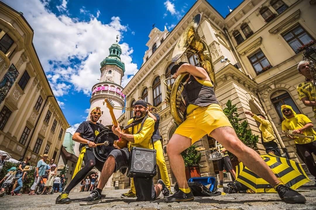 Spraoi Festival presents exotic street musicians.