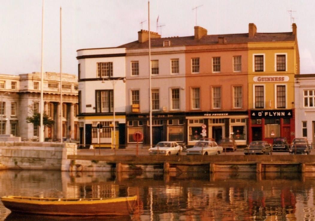 A 70s photograph of several riverside buildings, including The Phoenix bar.
