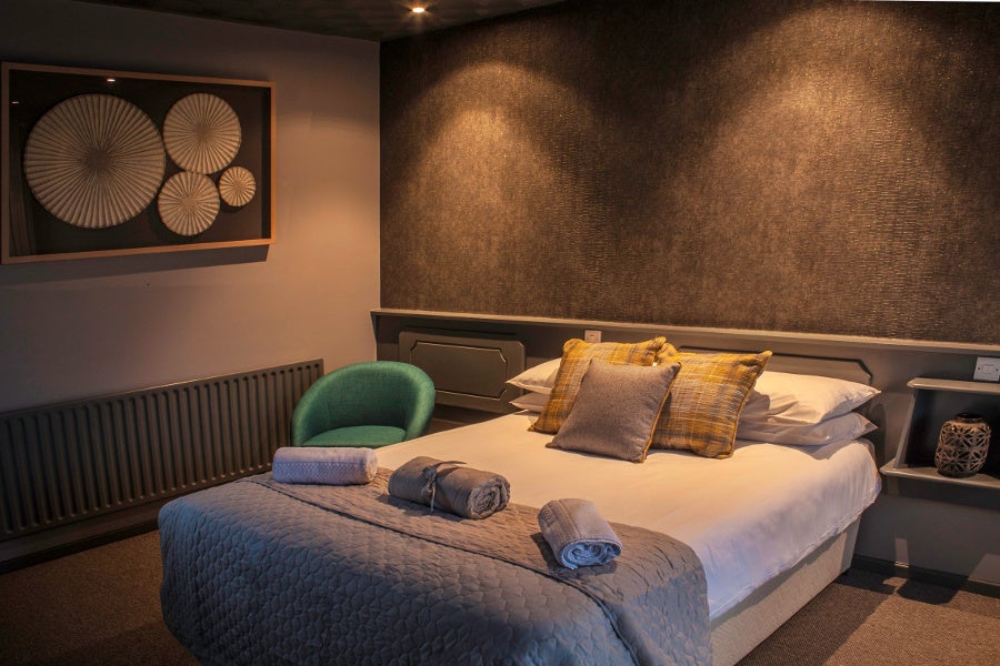 Double bed with white and grey sheets