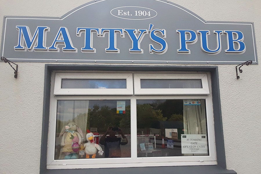 Matty's Pub & Accommodation exterior.