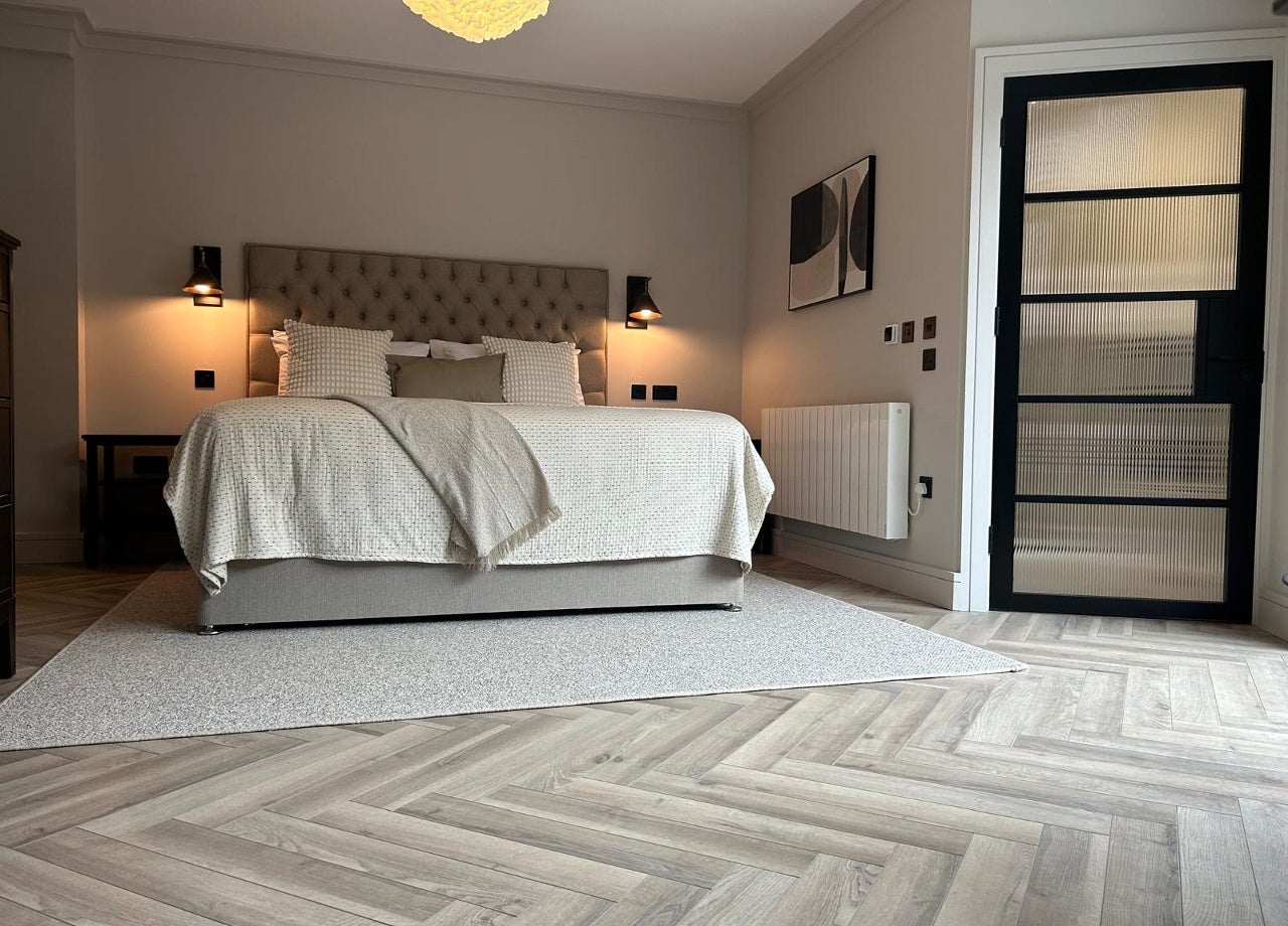 Double bed with cream sheets