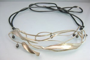 Neckpiece with charcoal diamonds