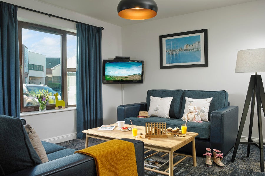 Sitting room with leather chairs and wooden table