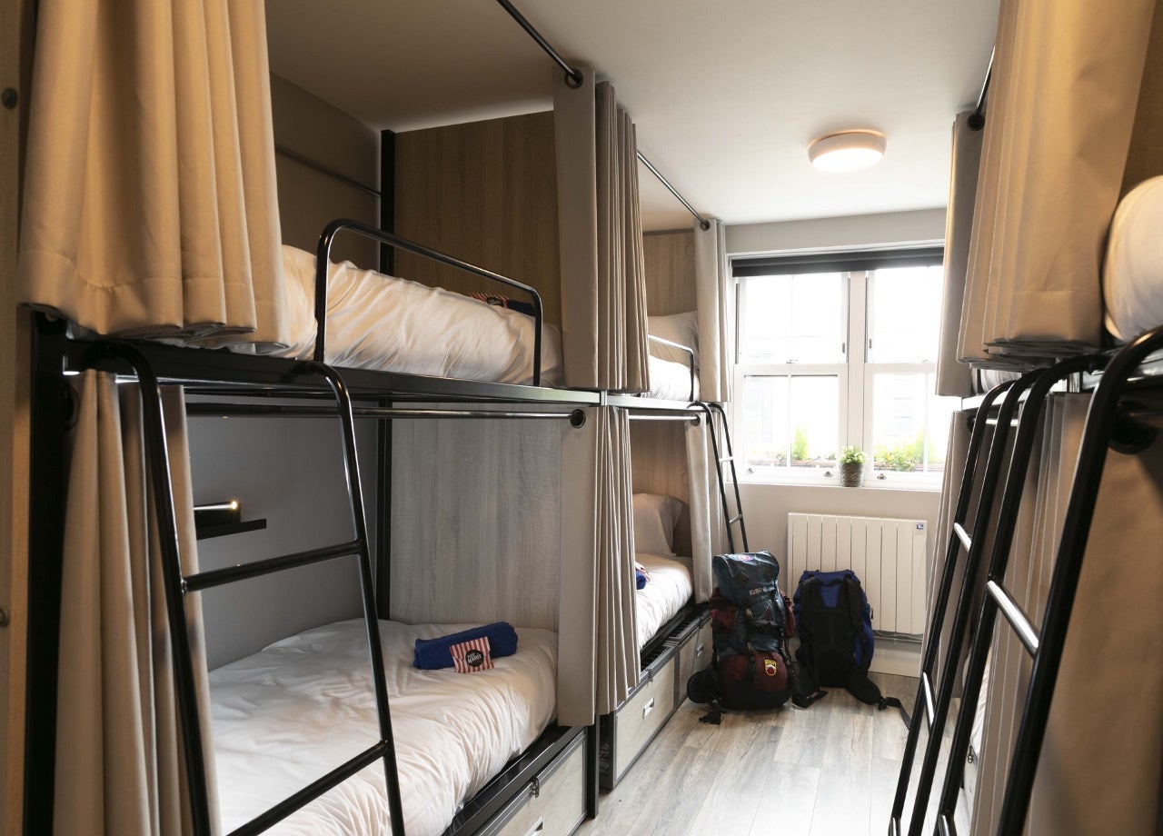Bedroom with bunk beds and white sheets