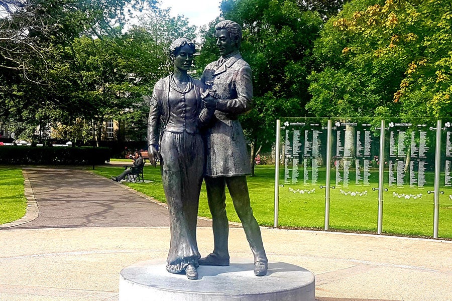 Rose of Tralee statue depicting Mary O'Connor and William Pembroke Mulchinock in a romantic pose