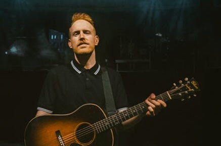 Gavin James: Special Acoustic Show, a man with a guitar