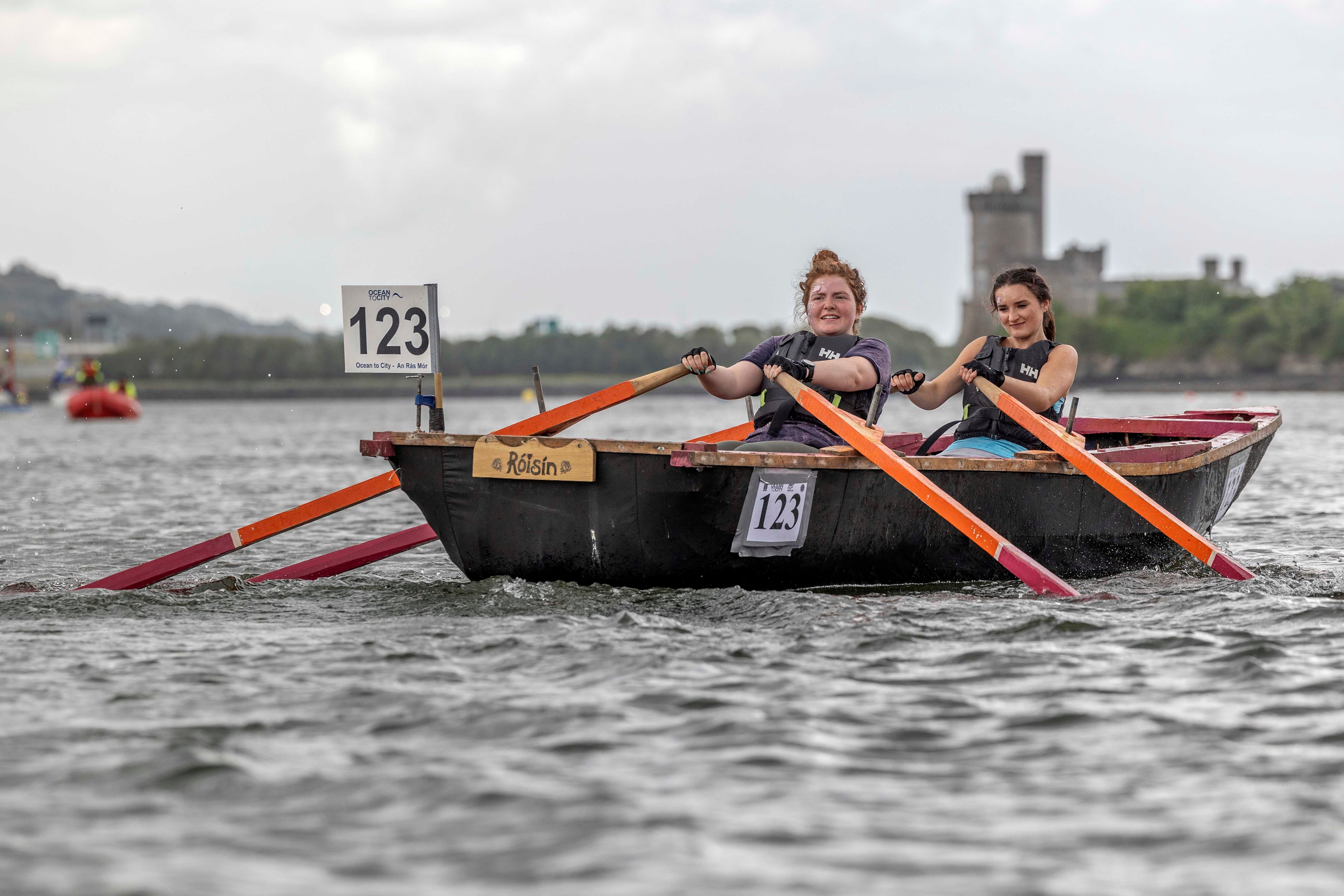 Two lovely Bádóireacht participants take on Ocean to City in a Dunfanaghy Currach