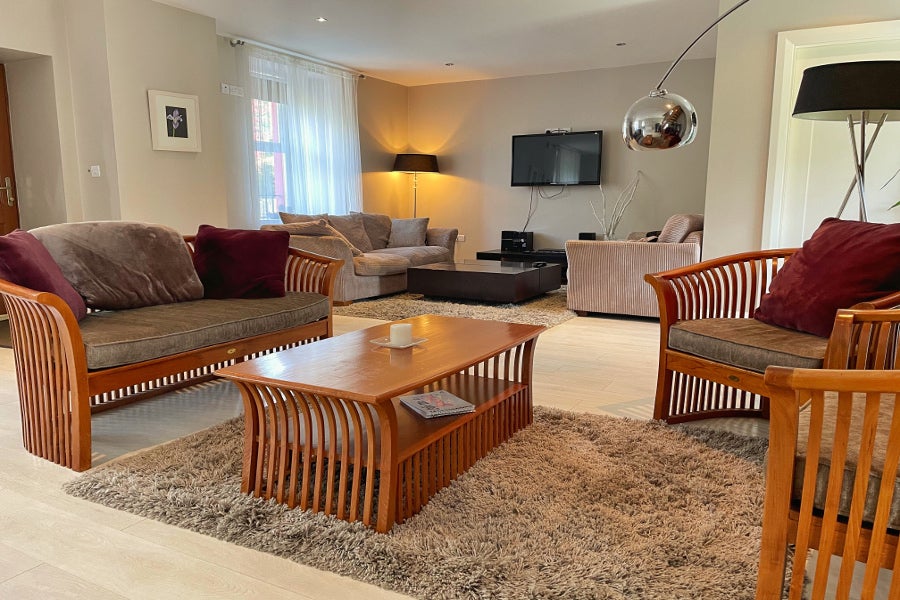 Sitting room with seats and table