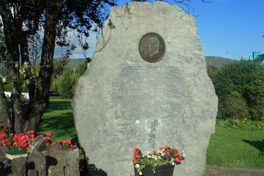A large limestone boulder bearing an inscription and a bronze inlaid plaque of President Charles De Gaulle