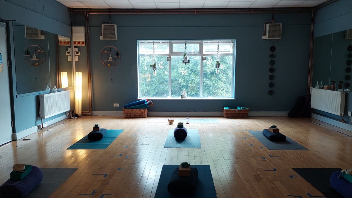 The Best Yoga Studios & Classes in London for 2019  Home yoga room, Yoga  studio design, Yoga studio decor