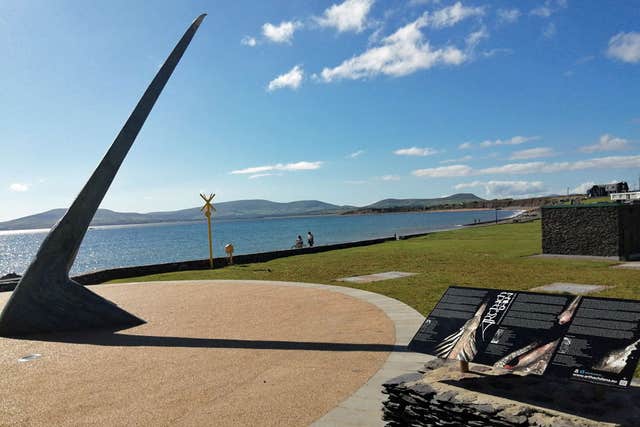 Árthach Dána, Amergin Memorial Sculpture & Sundial