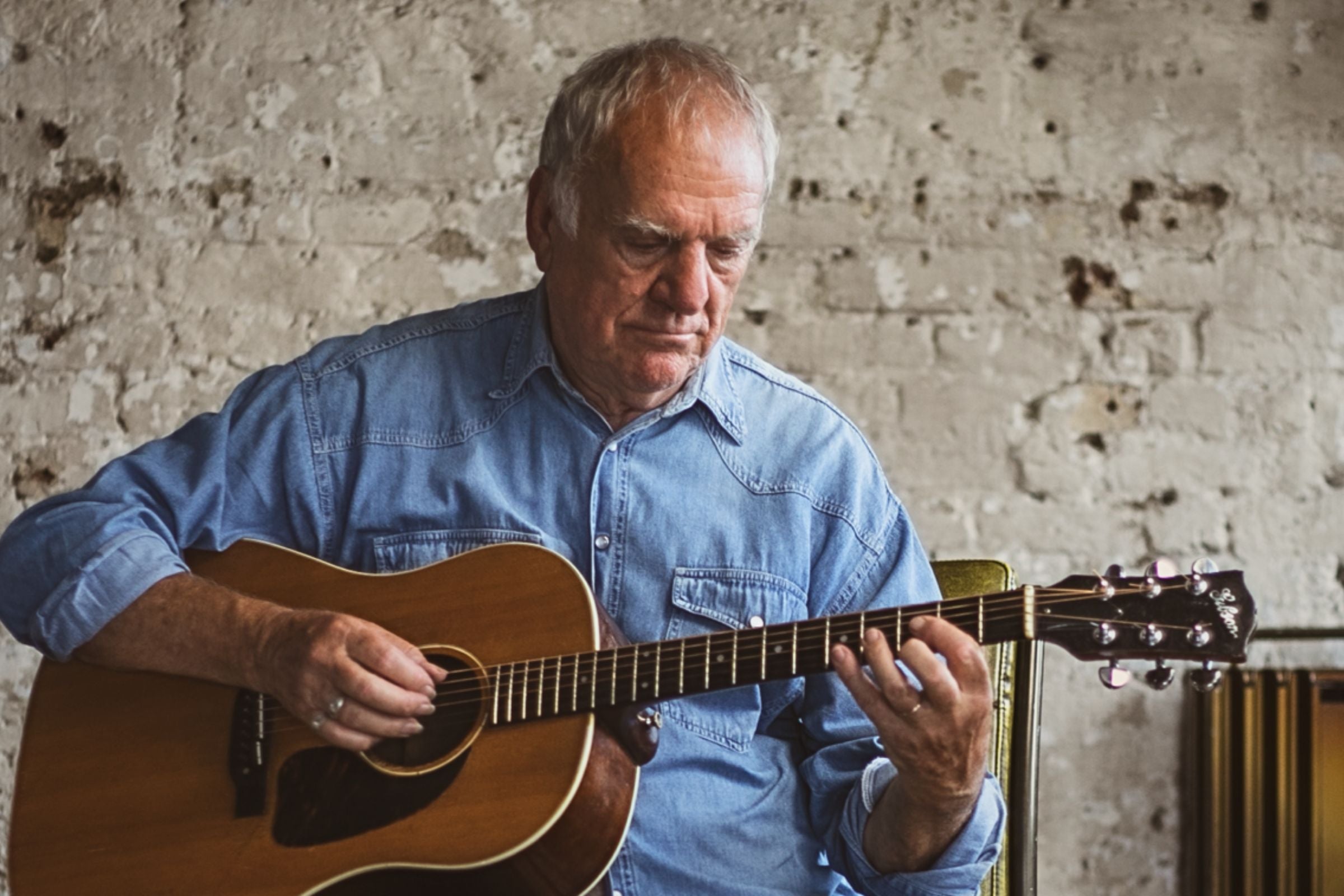 Ralph McTell playing guitar