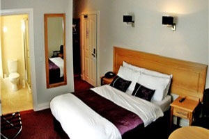 Phoenix park hotel-hote-room2.jpg
