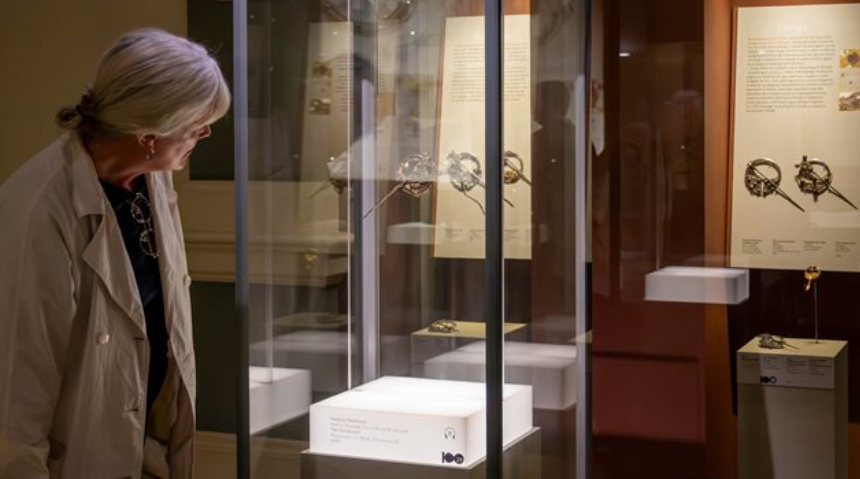 Public Tour in the Treasury, a person looking at a display in a glass cabinet