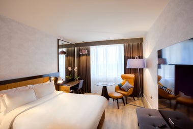 Double bed with white sheets 