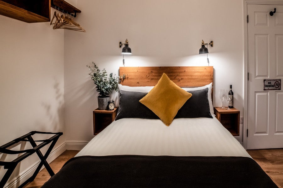 Double bedroom with white and black sheets