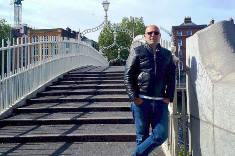 The Viaggiare in Irlanda tour guide standing at a bridge in Dublin City