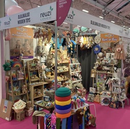 Dlulukaloo offer sustainable toys and are part of the reuzi sustainable collective at Gifted.