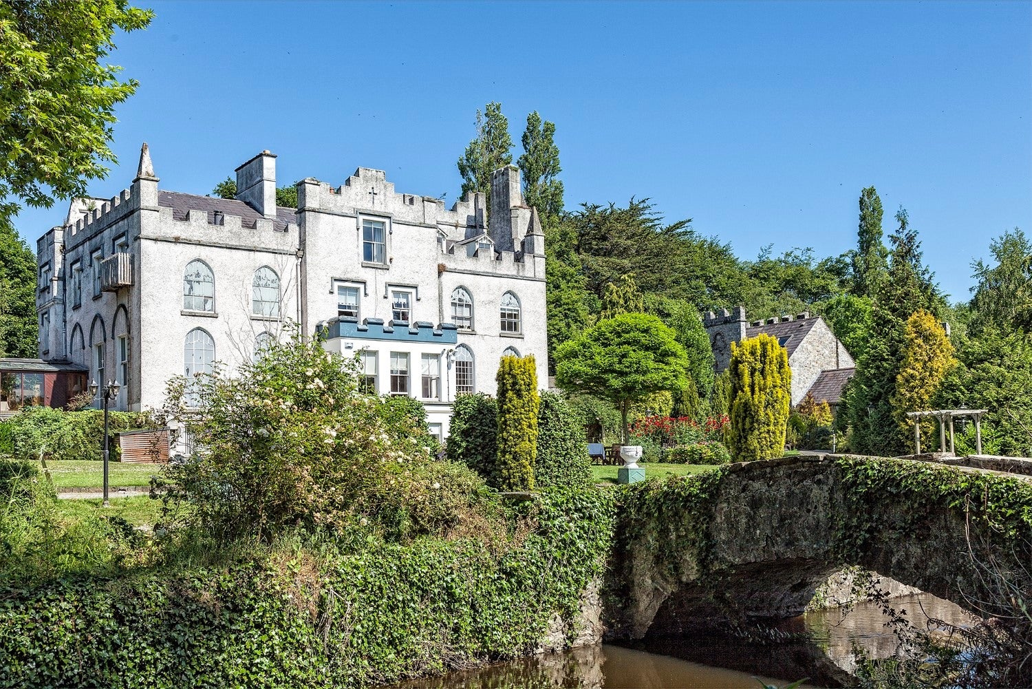 Home page of the Swift and Vanessa website showing Celbridge Abbey in the background