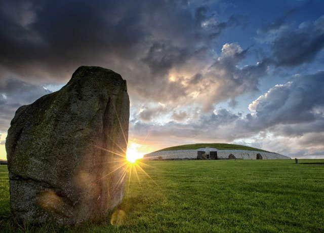 Newgrange & the Boyne Valley Day Tour - Hilltoptreks